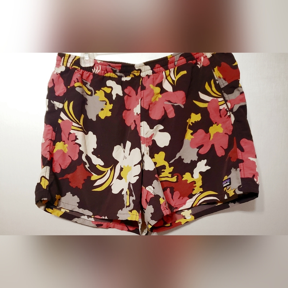 WOMANS PATAGONIA SIZE MED BARELY BAGGIES SHORTS DRAWSTRING. GREAT CONDITION